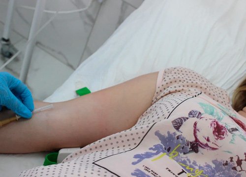 Врач собирается ставить капельницу